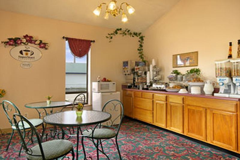 Super 8 By Wyndham Clarksville Ar Restoran fotoğraf